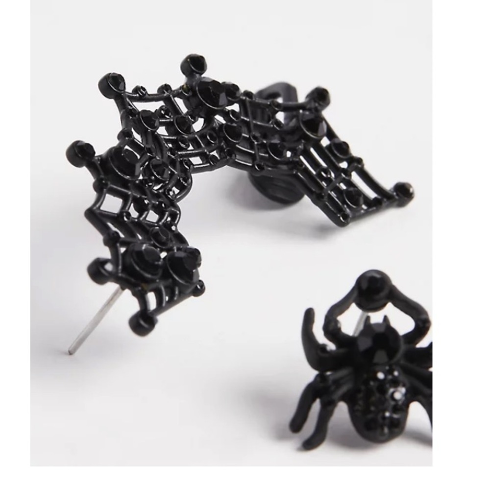 FREE WITH $100 PURCHASE TORRID NWT WEB AND STUD EAR CUFF - Picture 3 of 6